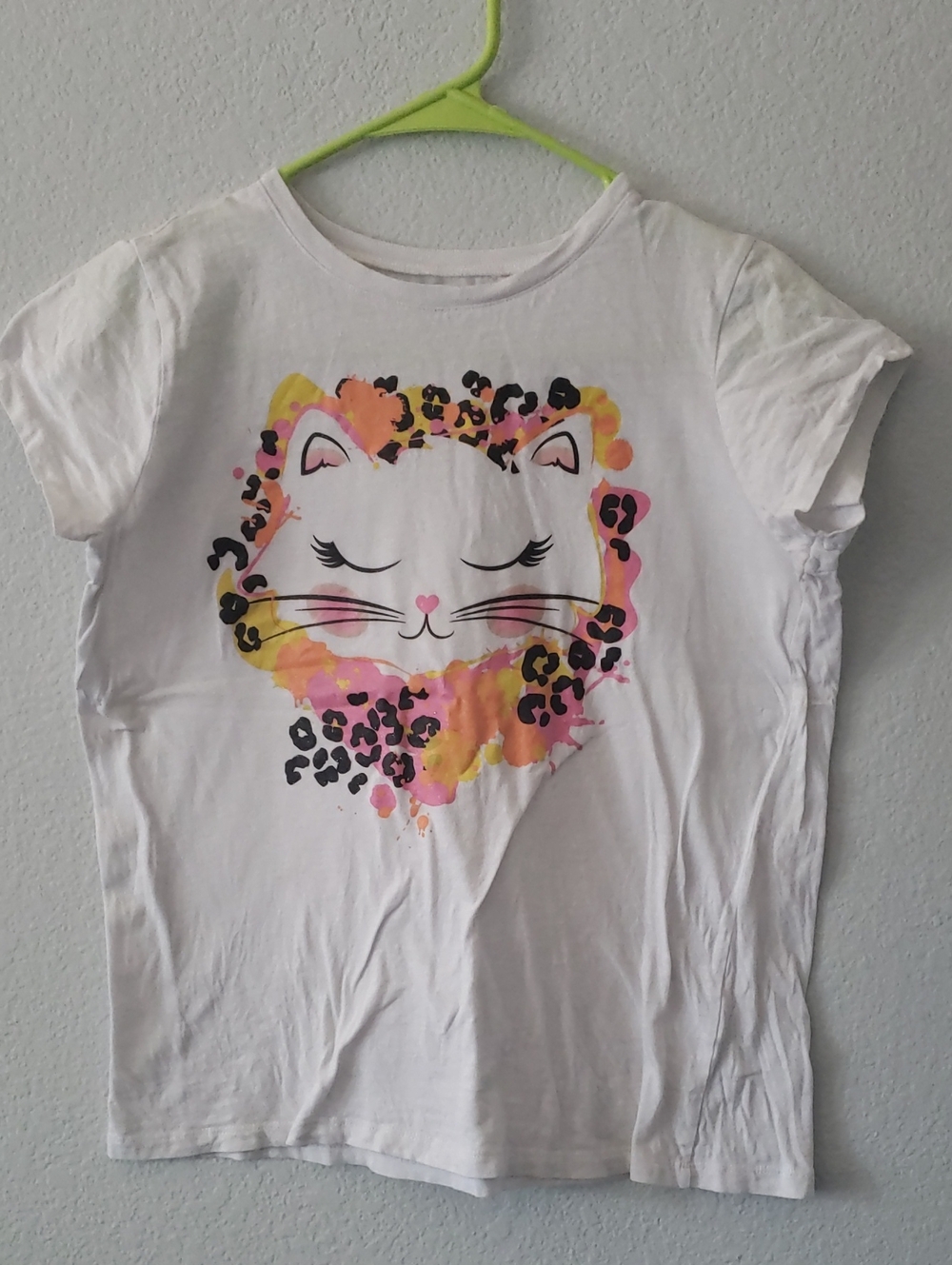 10×$13!!🔴Girls White Cat Graphic Tee with Pink & Yellow Accent